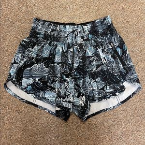 Tracker v shorts 4 inch EUC